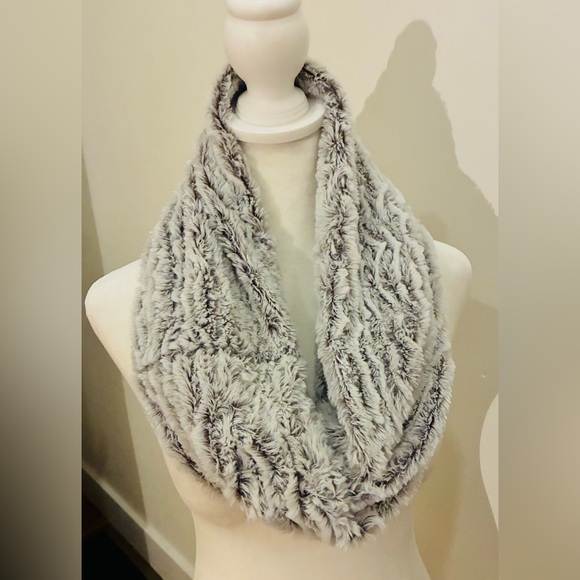 Accessories - Luxurious Gray Faux Fur Infinity Scarf